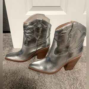 Marc Fisher MLGona Boots Western
Silver Leather Block Heel Pointed Toe 7.5- NWOT